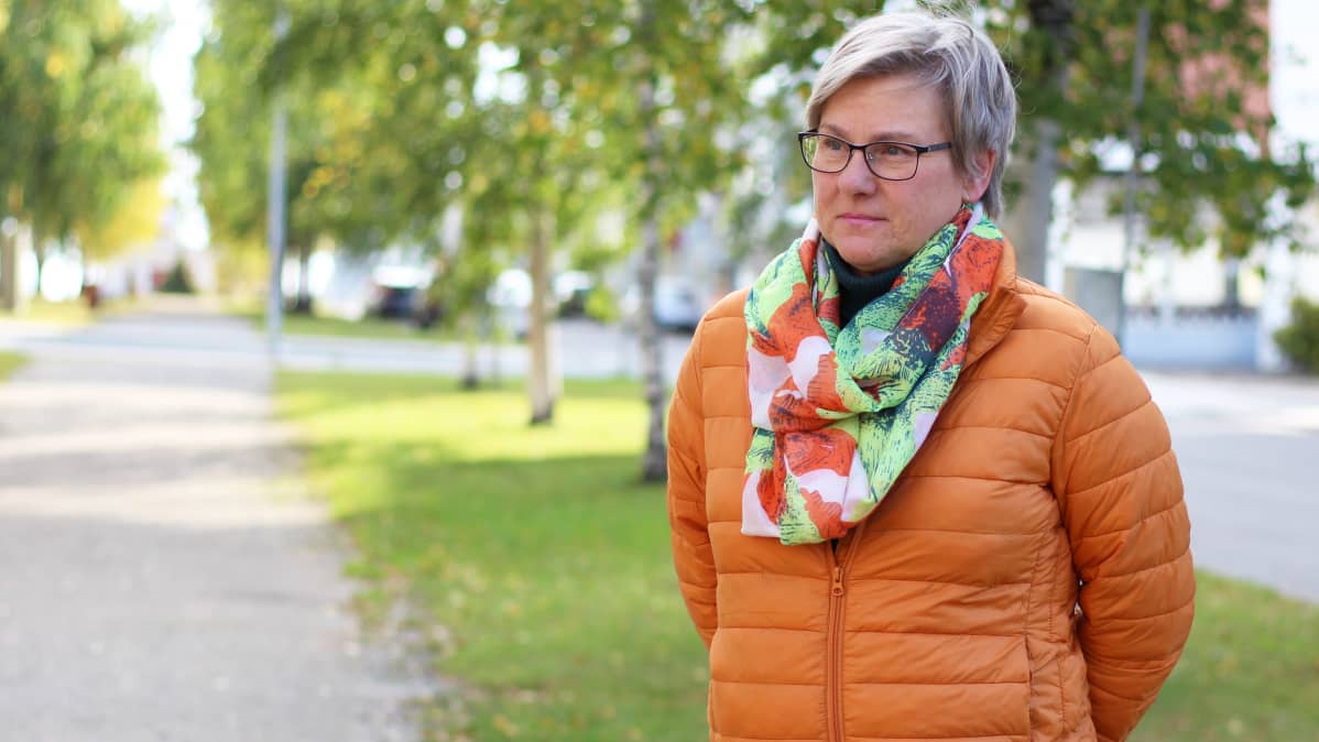 Suomen punaisen ristin Lapin piirin johtaja Ritva Metsälampi Kemin vastaanottokeskuksen edessä