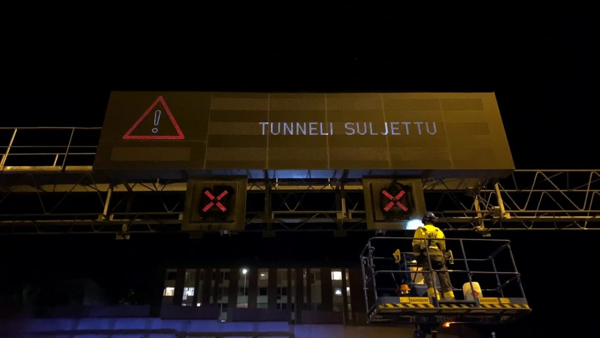 Tampereen Rantatunnelin opasteiden huoltotöitä yöaikaan, kun tunneli on suljettu liikenteeltä