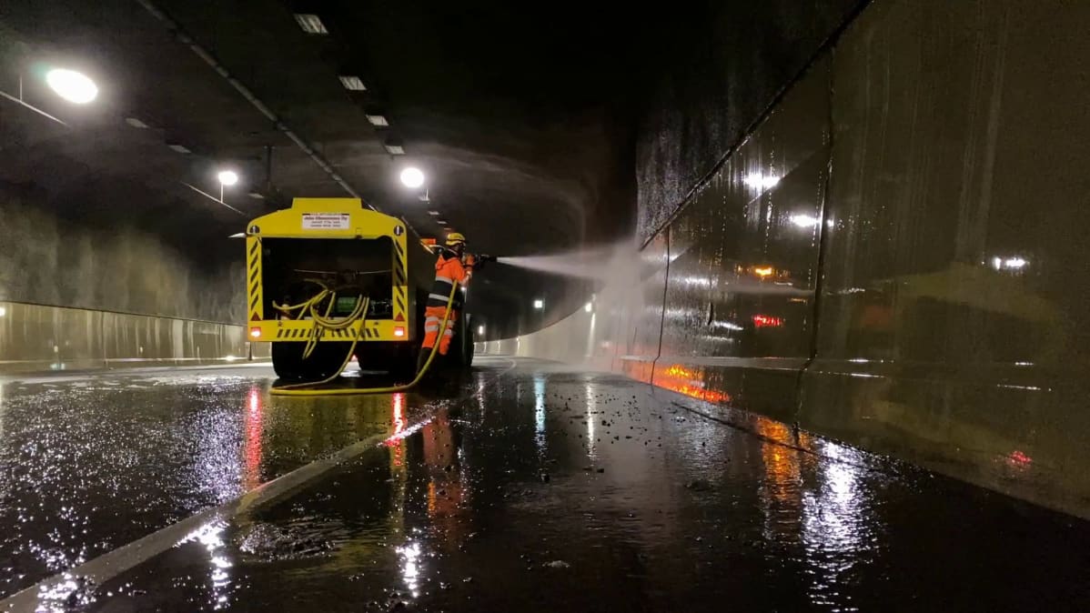 Tampereen Rantatunnelin pesua yöaikaan, kun tunneli on suljettu liikenteeltä