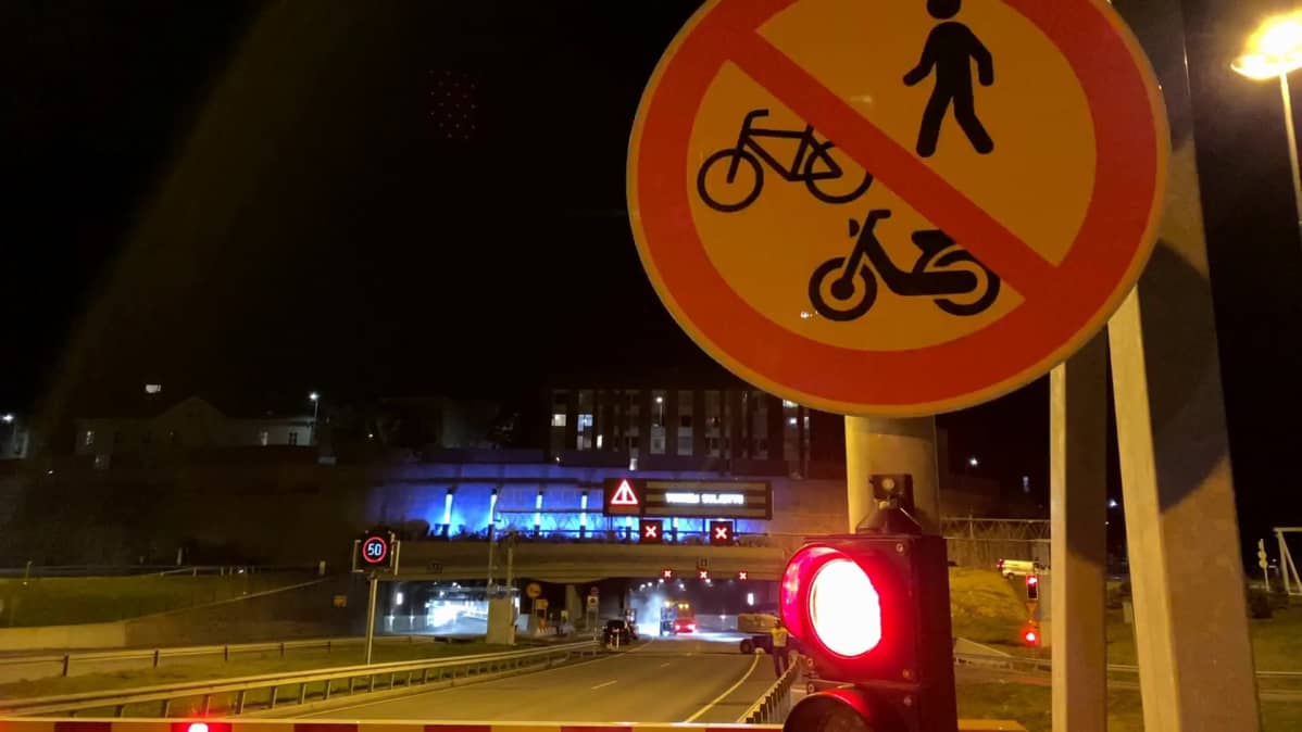 Tampereen Rantatunnelin huoltotöitä yöaikaan, kun tunneli on suljettu liikenteeltä