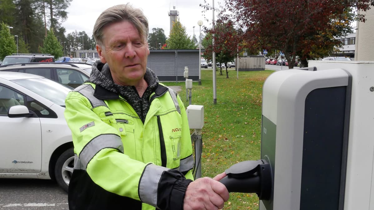 Toimitusjohtaja Jukka Voutilainen, Novaka Oy, Lappeenranta Sähköauton latauspisteellä.