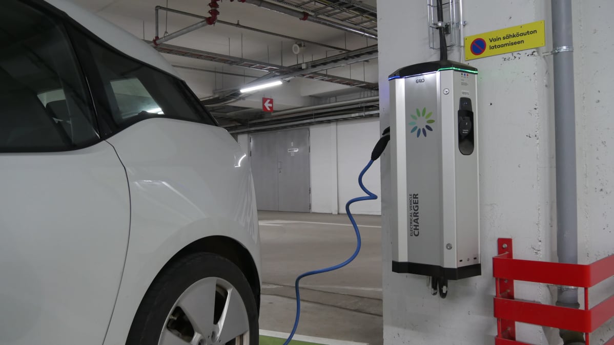 Sähköautojen latauspiste kauppakeskus IsoKristiina Lappeenranta.