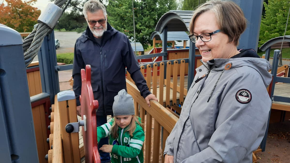 Mummu ja taata lapsenlapsen kanssa puistossa