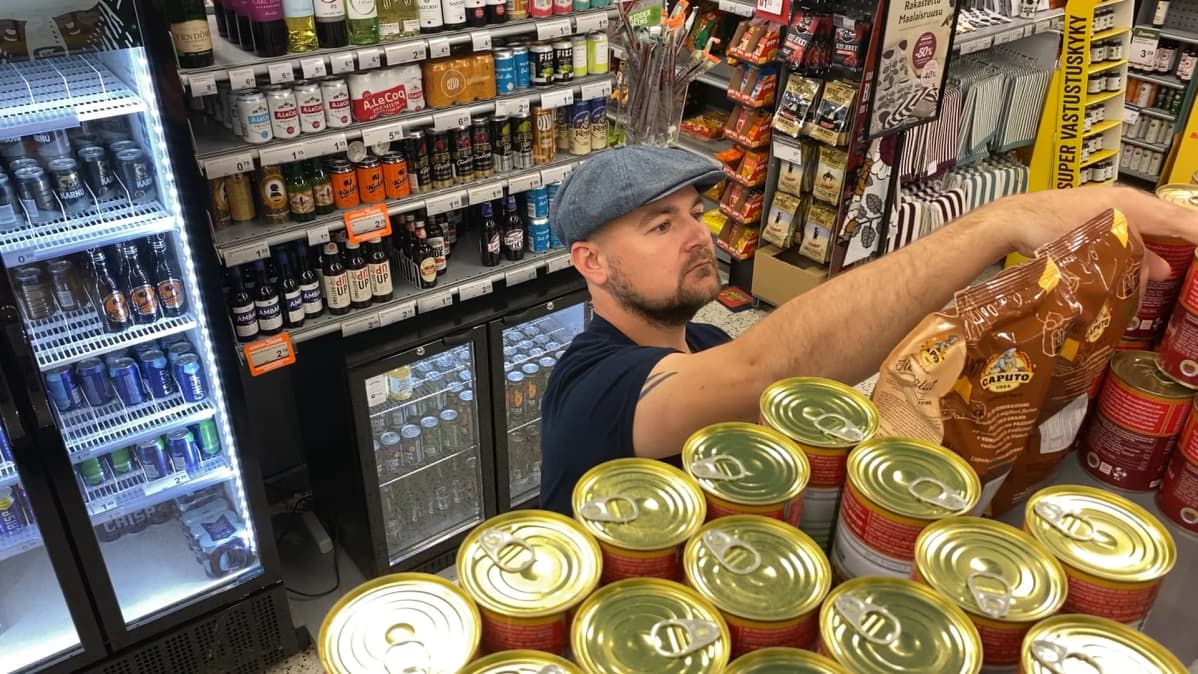 K-market Eurajoen portin kauppias Saku Vätti järjestelee myyntihyllyä