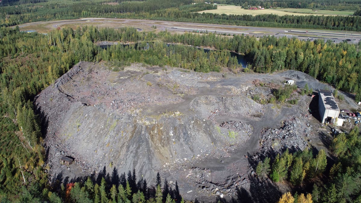 Suuri kivilohkareista koostuva kasa kaivosjätettä.