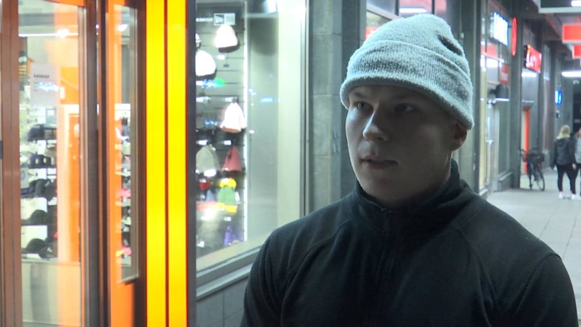 Jesper Vuorenmaa haastateltavana Vaasan keskustassa iltasaikaan kun hän kerää sähköpotkulautoja ladattavaksi