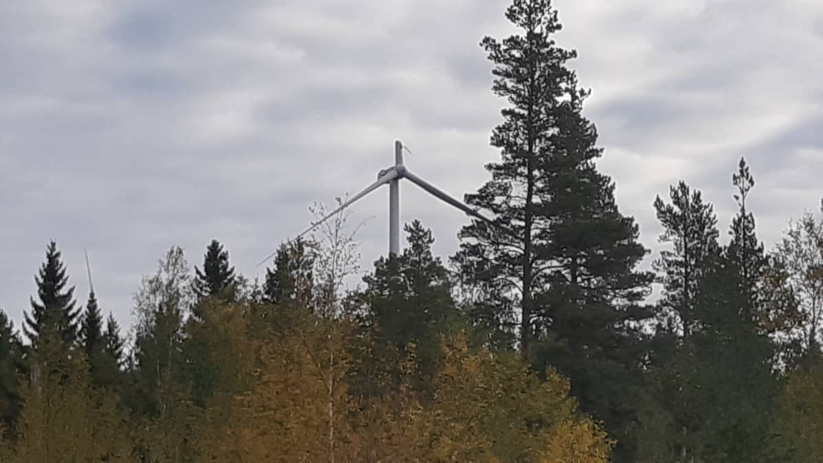 tuulivoimalasta siipiä rikki