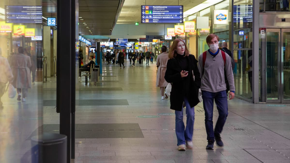 Kampin paikallisliikenteen terminaalissa kulkee ihmisiä.