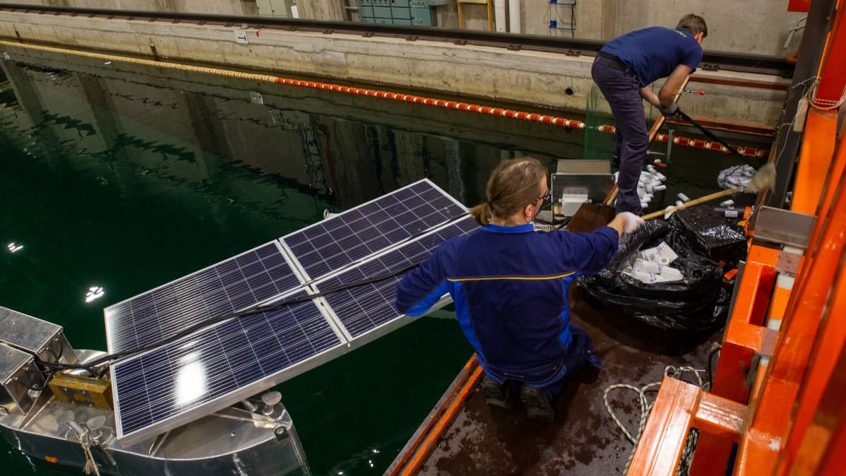 RiverRecyclen muovinkeräyslaiteeseen on asennettu aurinkopaneelit, jonka voimalla laite toimii.