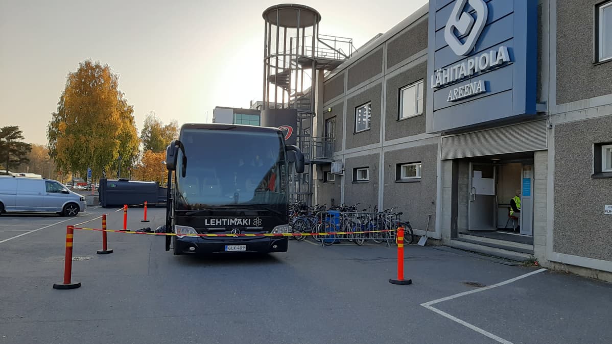 HIFKin bussi eristettiin muista LähiTapiola-areenan pihalla, kun he tulivat otteluun JYPiä vastaan.