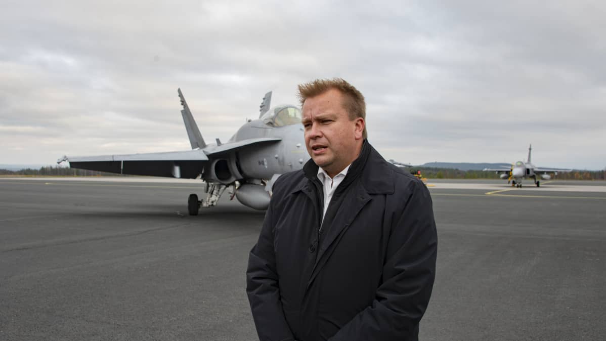 Puolustusministeri Antti Kaikkonen Lapin lennostossa