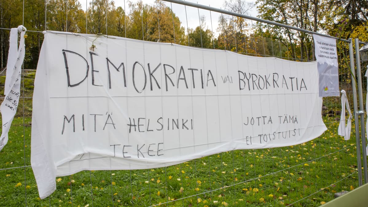 Banderolli Kumpulan kallion työmaa-aidassa.