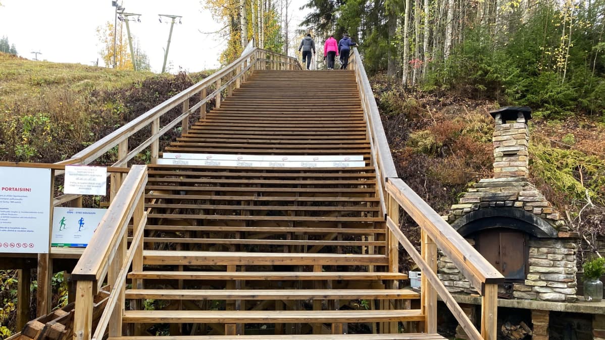 kävelijöitä Kuopion Tahkovuorella syyslomaviikolla 2020