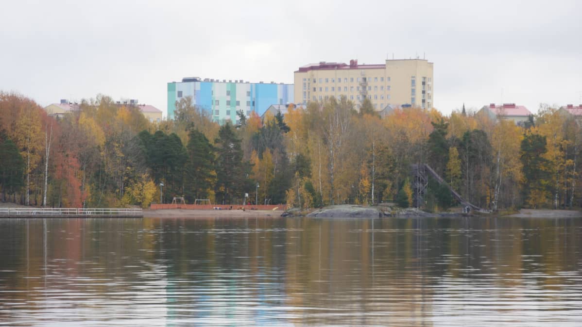 Etelä-Karjalan keskussairaala, kuvan etualalla Saimaa