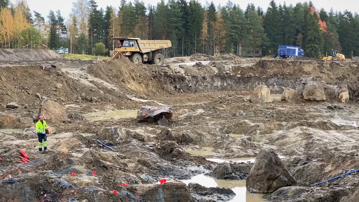 Maanrakennustöitä Akaan raakapuuterminaalin työmaalla