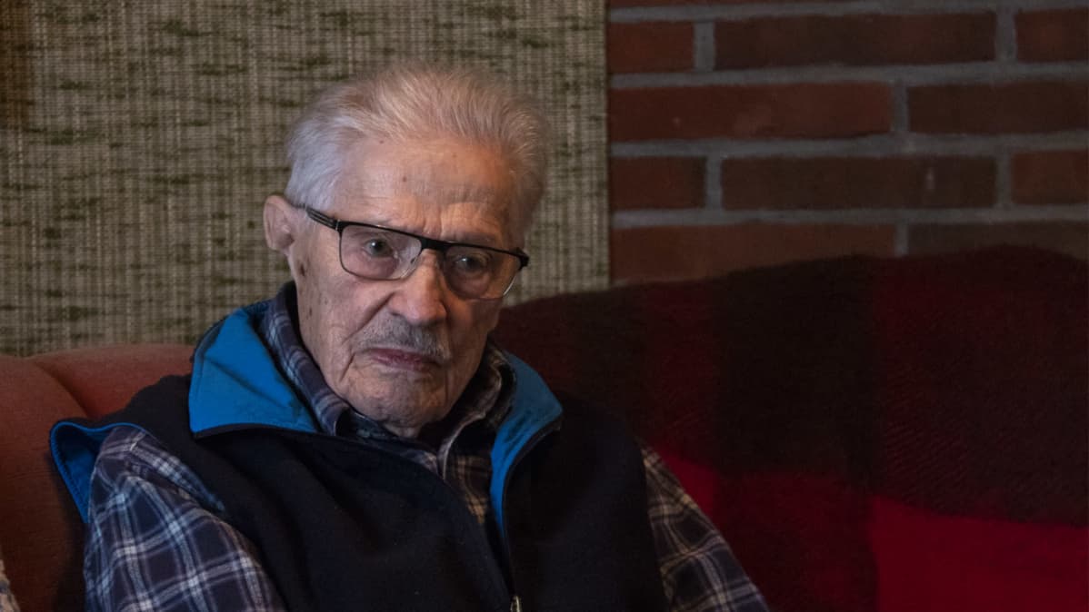 Jouko Korhonen istuu koti sohvalla