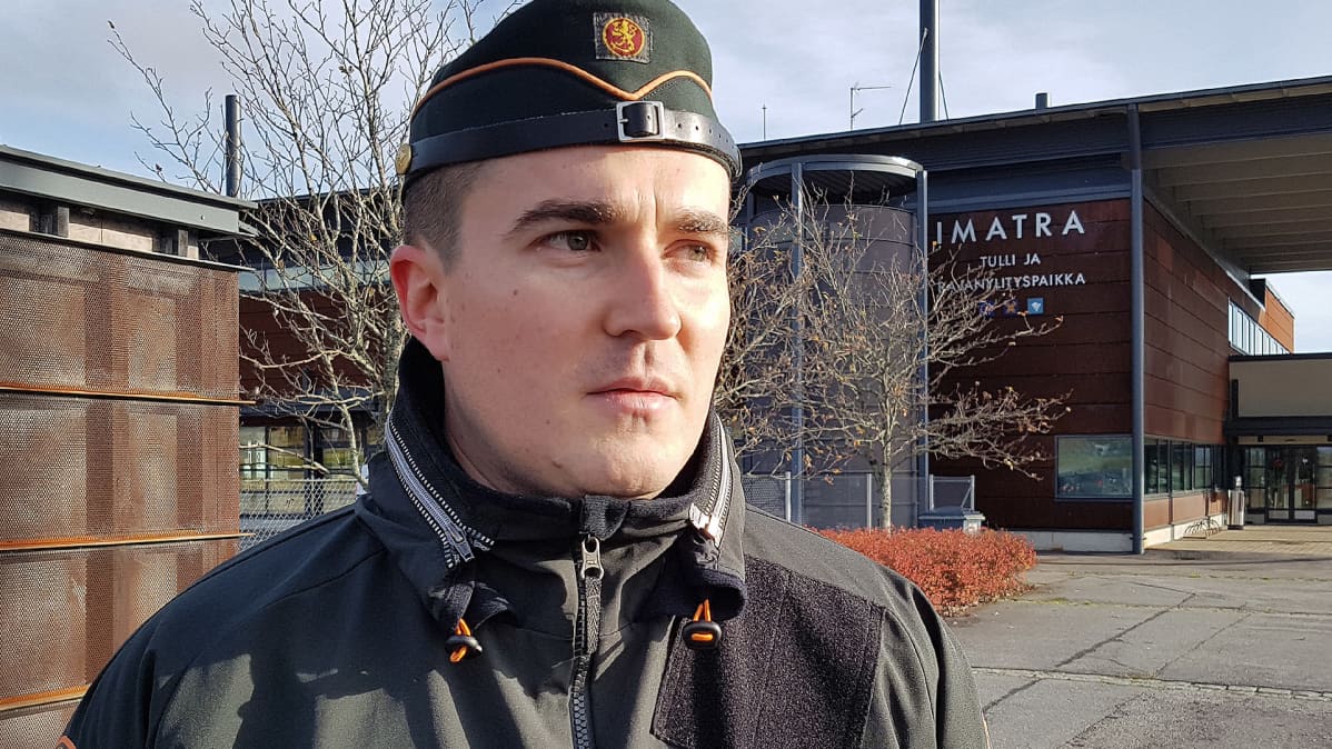 yliluutnantti Timo Marquis Imatran raja-asemalla