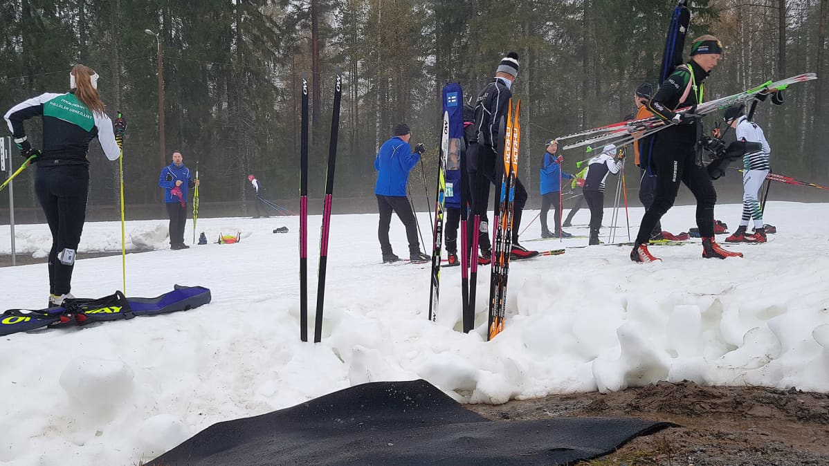 Hiihtäjiä Imatran ensilumenladulla