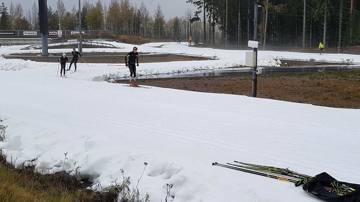 Hiihtäjiä Imatran ensilumenladulla