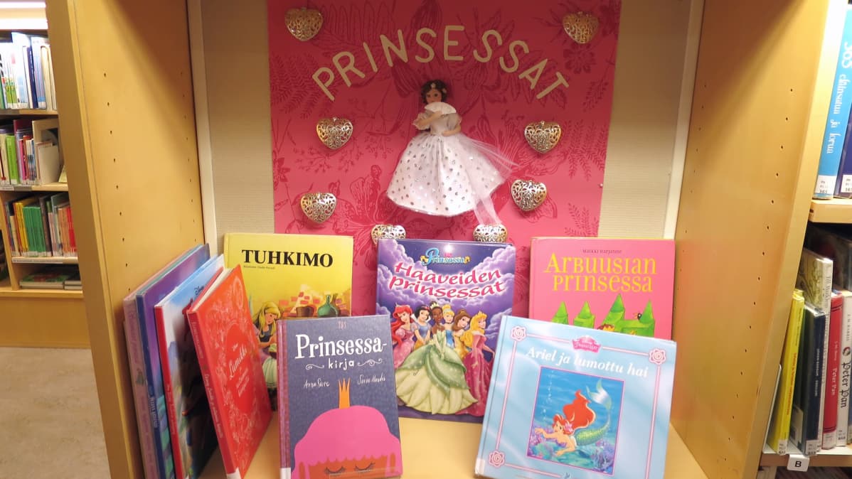 Prinsessa-aiheisia lastenkirjoja Riihimäen kirjastossa.