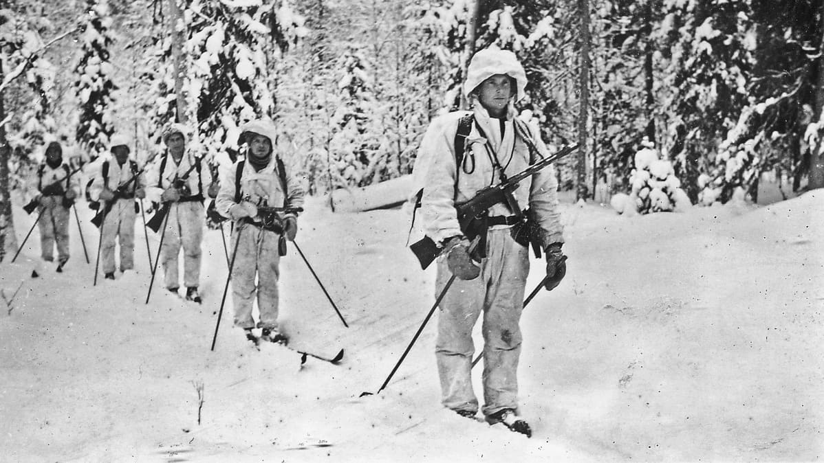 Kaukopartiomiehiä metsässä.