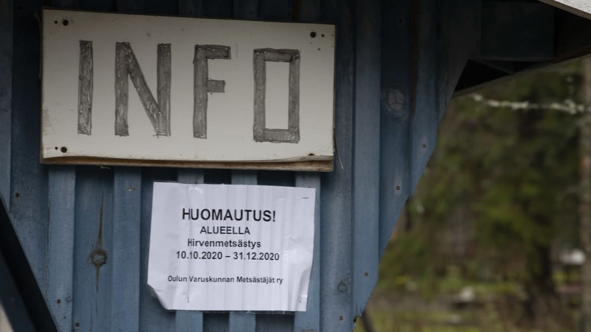 Varoituskyltti hirvenmetsästysalueesta