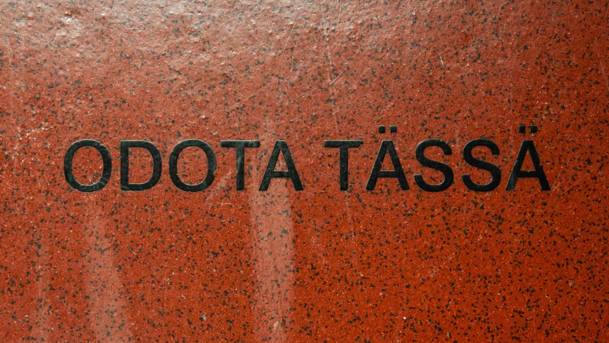 Mikkelin vankilan lattialla teksti "odota tässä".