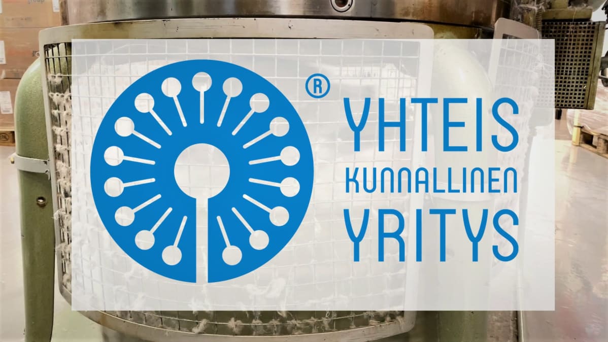 Yhteiskunnallinen yritys -merkki, sininen teksti ja pyöreä sininen logo
