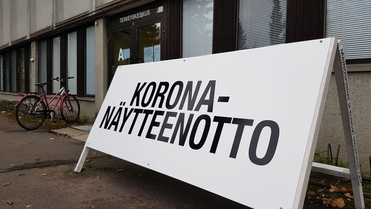 koronanäytteenoton opaskyltti terveyaseman edessä