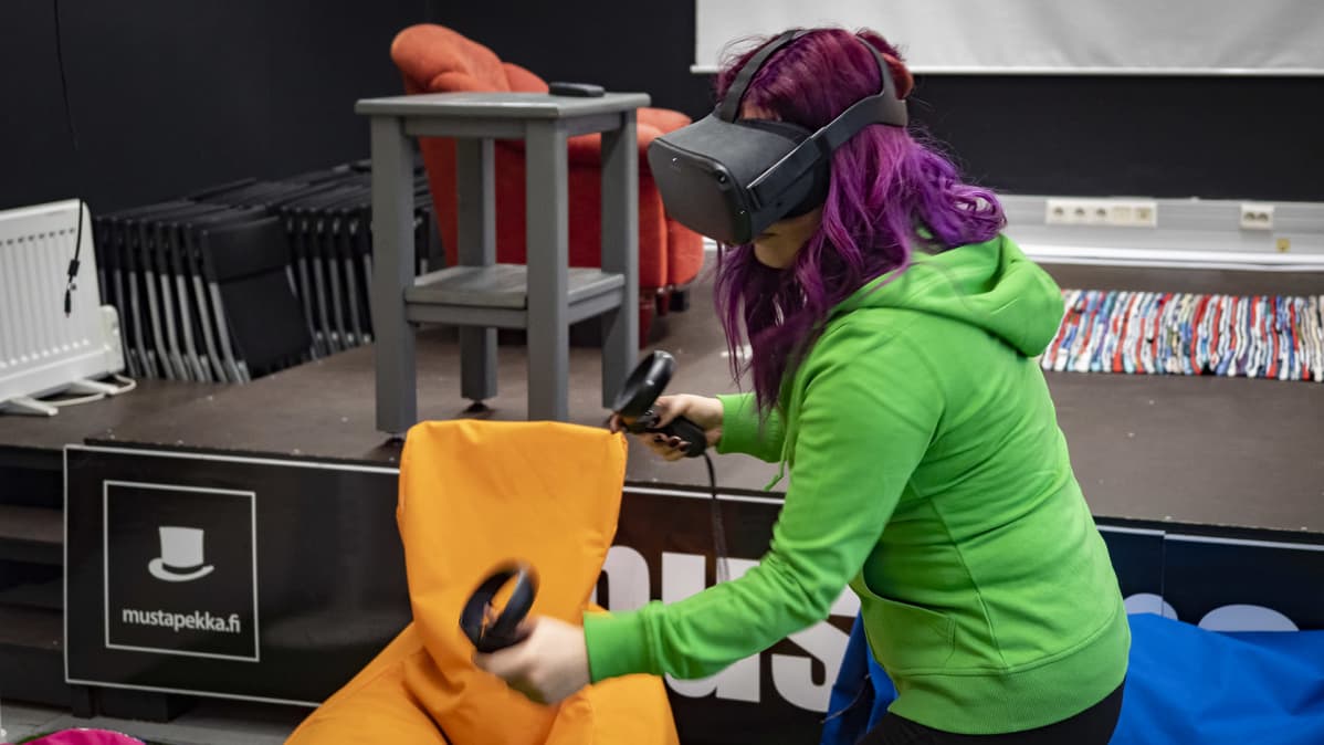MeKiwin työntekijä pelaa virtuaalitodellisuuspeliä