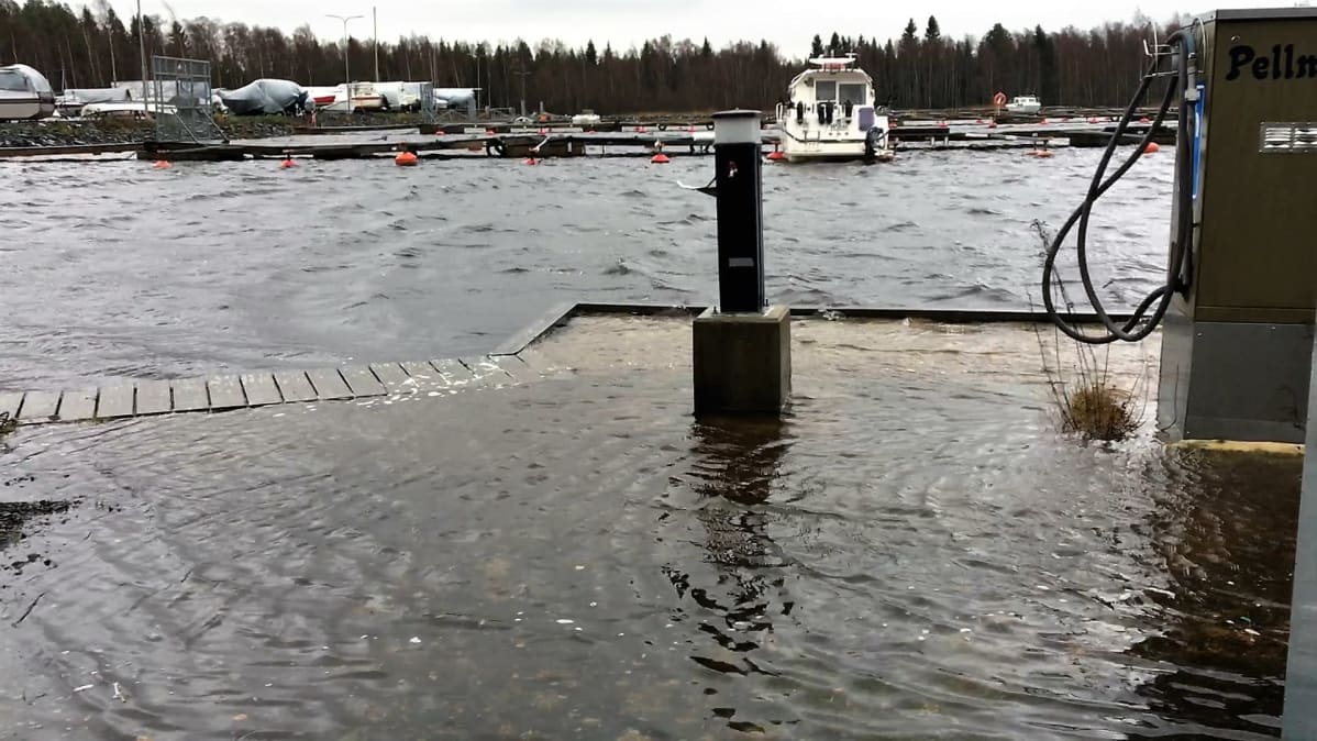 Merivesi laiturin päällä.