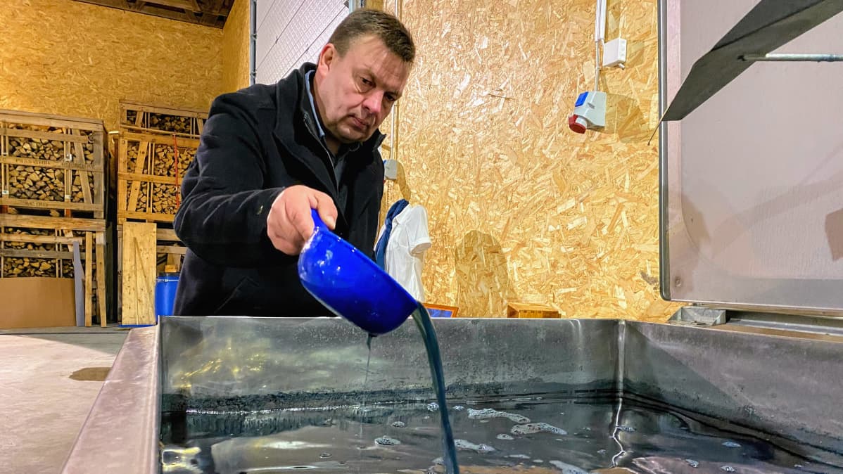 Pasi Ainasoja sekoittaa indigon värilientä.