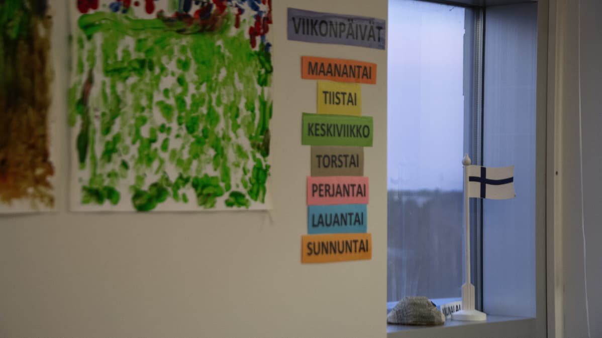 Luokkahuoneen seinällä maalauksia