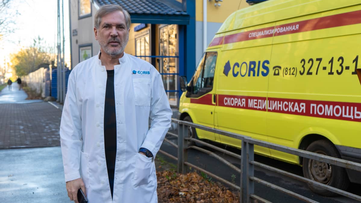 Lääkäri ja ambulanssi.