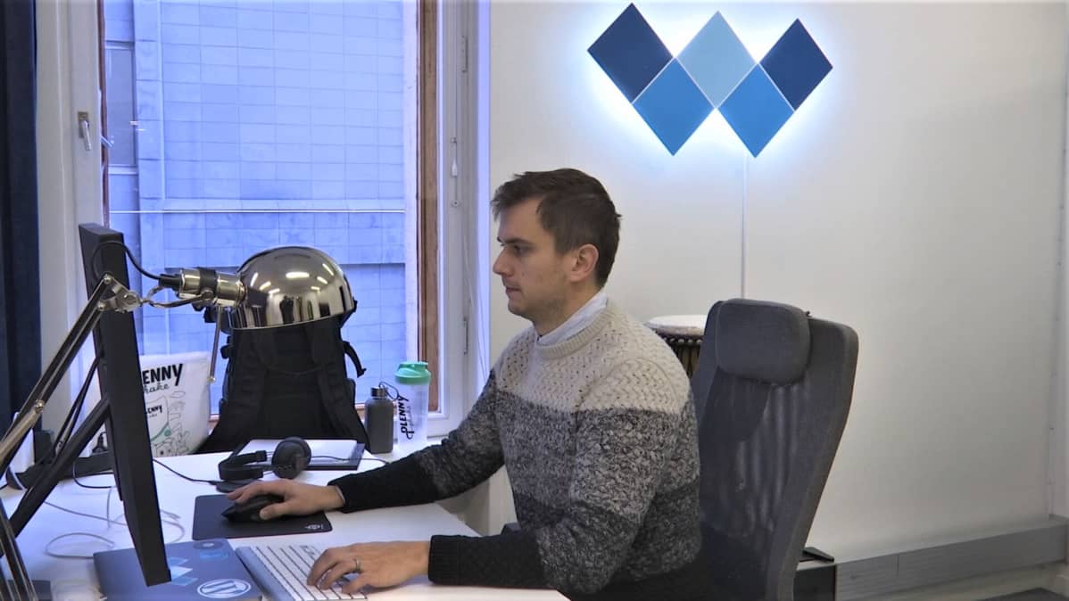Webaulan toimitusjohtaja Ossi Nyqvist työskentelemässä tietokoneellaan.