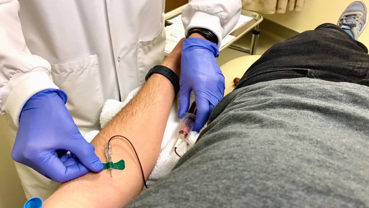 Seattlessa asuva Ian Haydon oli yksi Moderna-rokotteen testiryhmään kuulunut henkilö. Kuvassa hän käy terveysasemalla rokotettavana kehitteellä olevalla koronarokotteella.