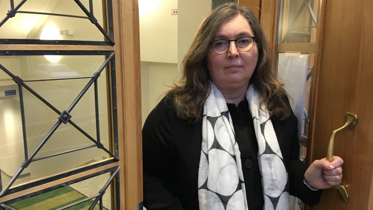 Raaseporin kaupungin sivistystoimenjohtaja Tina Nordman kaupungintalon ovella.