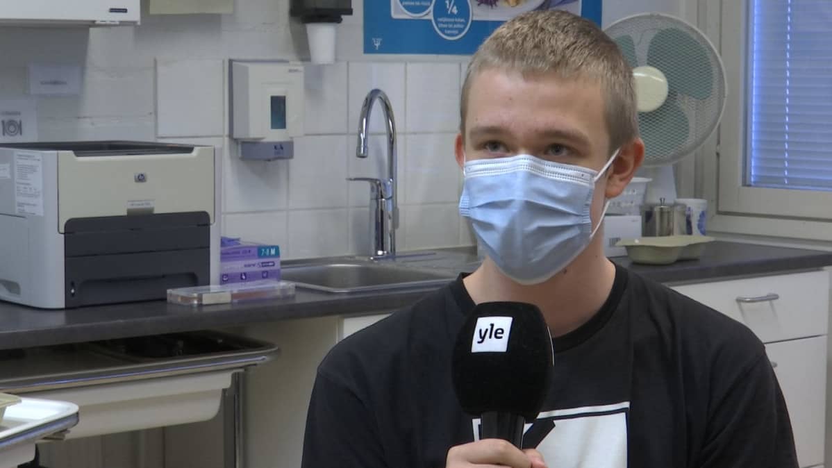 Koululainen Roni Petranen istuu kouluterveydenhoitajan vastaanotolla saamassa HPV-rokotteen