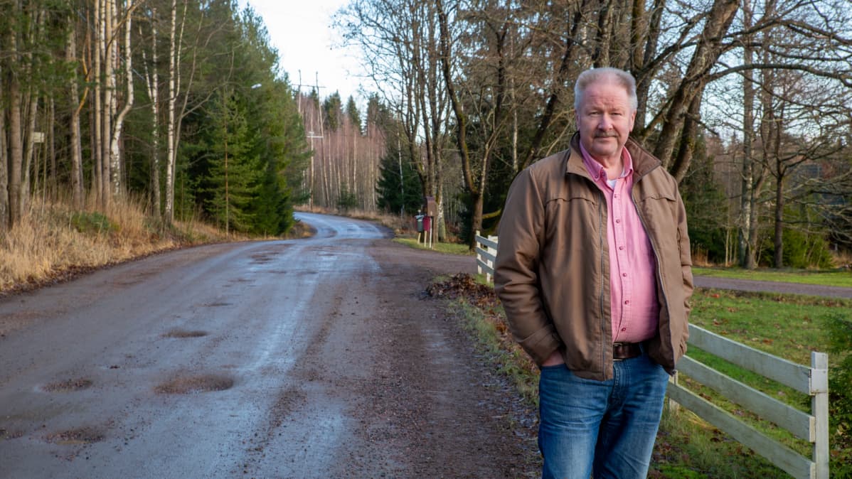 Kai Savanen seisoo Koivumäentien reunalla.