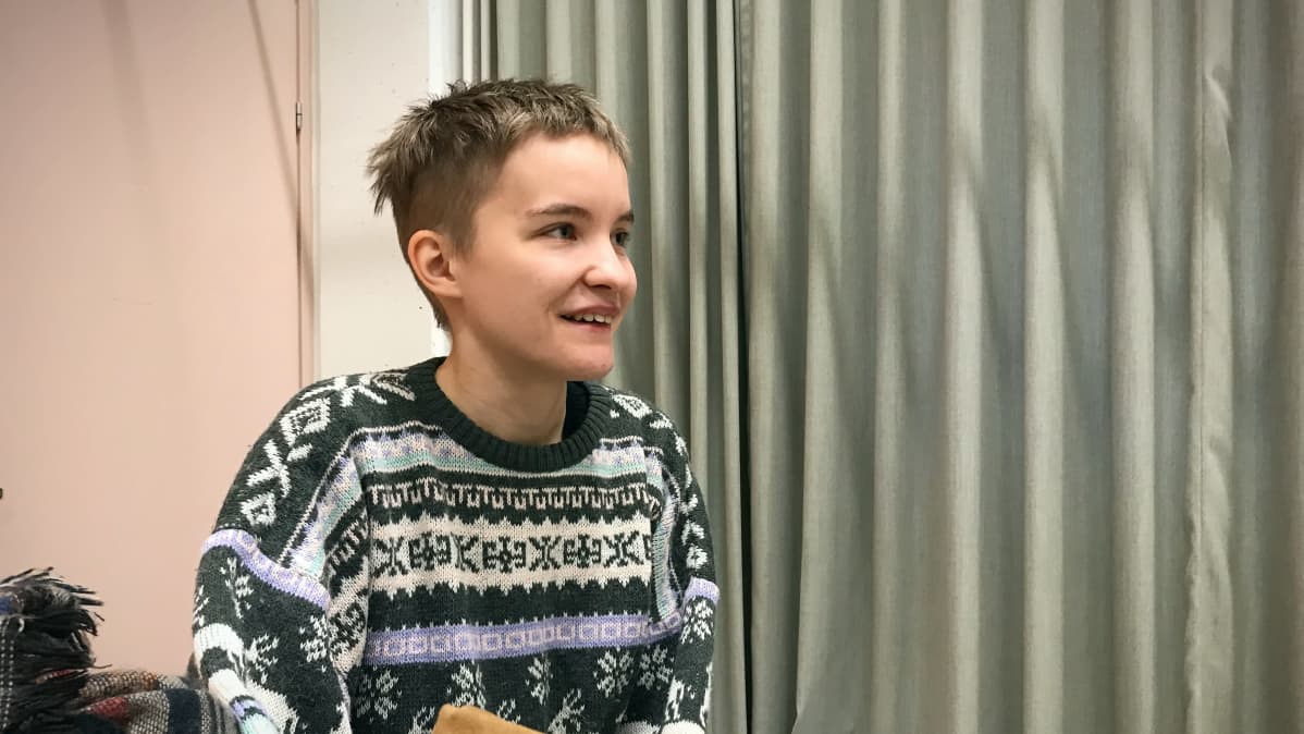 Milla Tynyrinen istuu luokkahuoneessa.