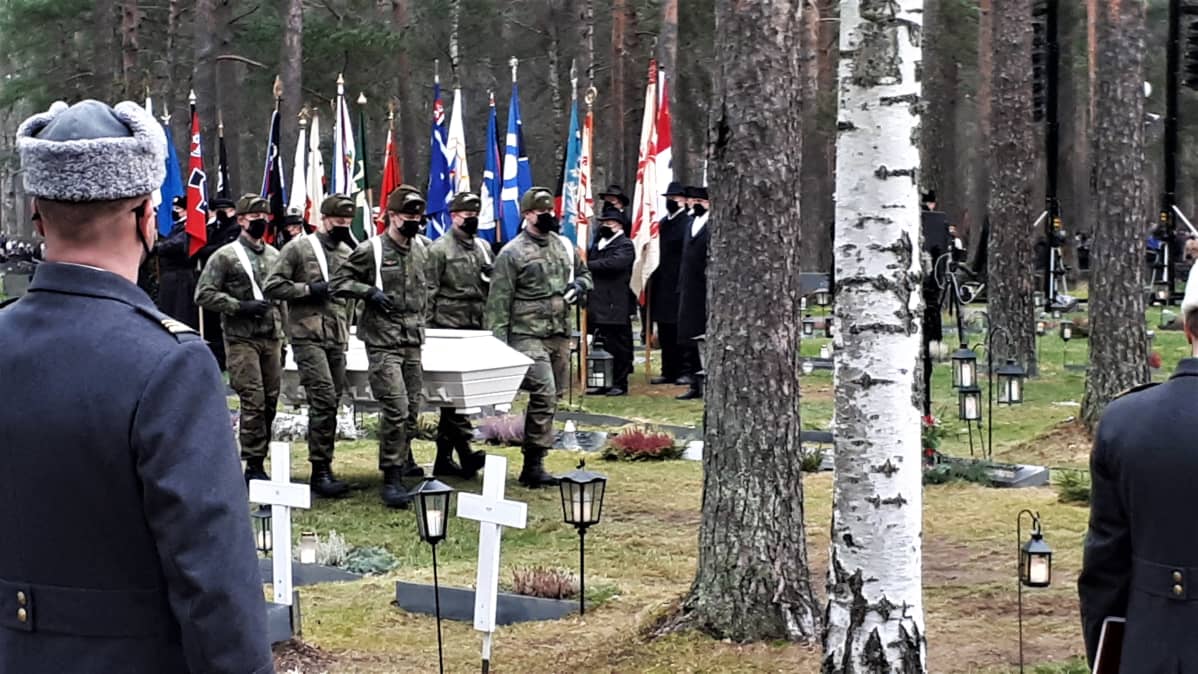 Tuomas Gerdtin arkkua kannetaan hautaan