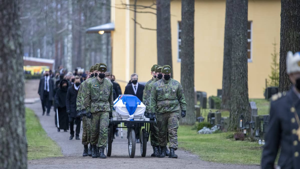 Tuomas Gerdtin arkku tuodaan saattueessa hautausmaalle