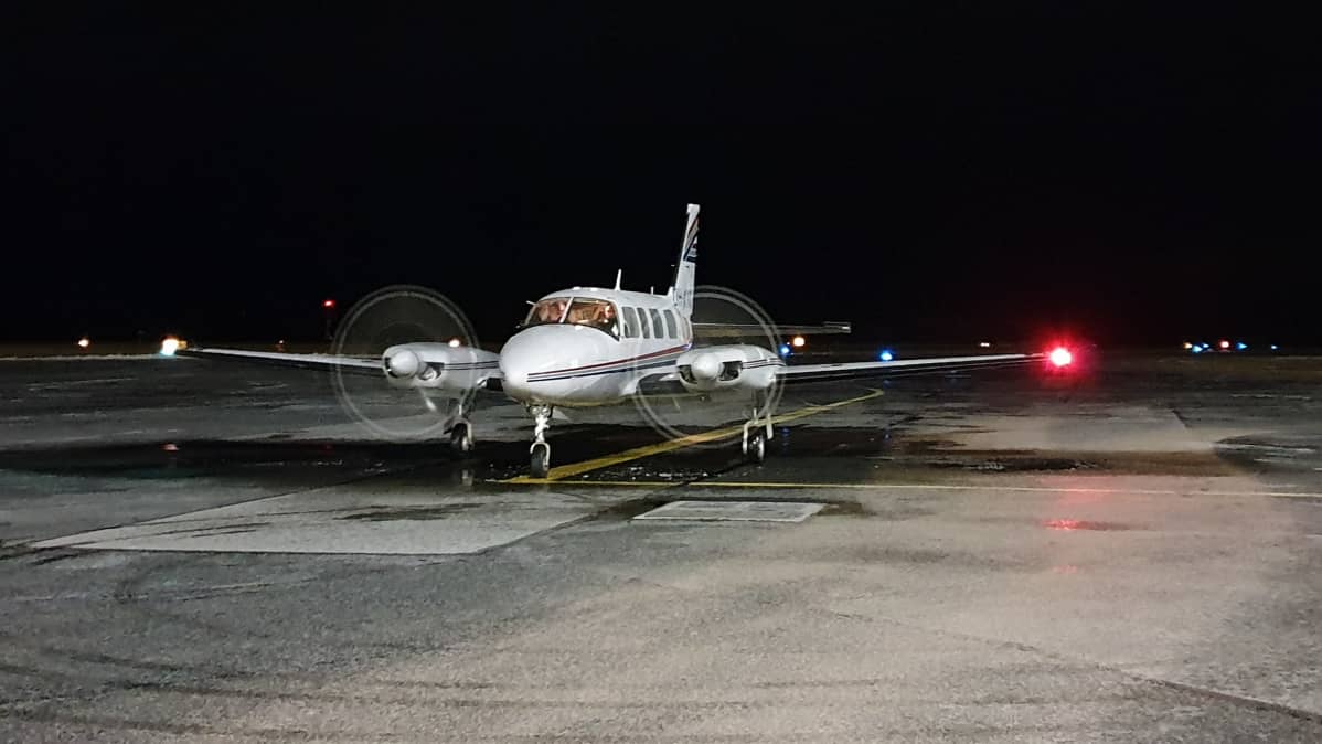 JS Aviationin Piper -liikelentokone lähdössä Kuopion kentältä
