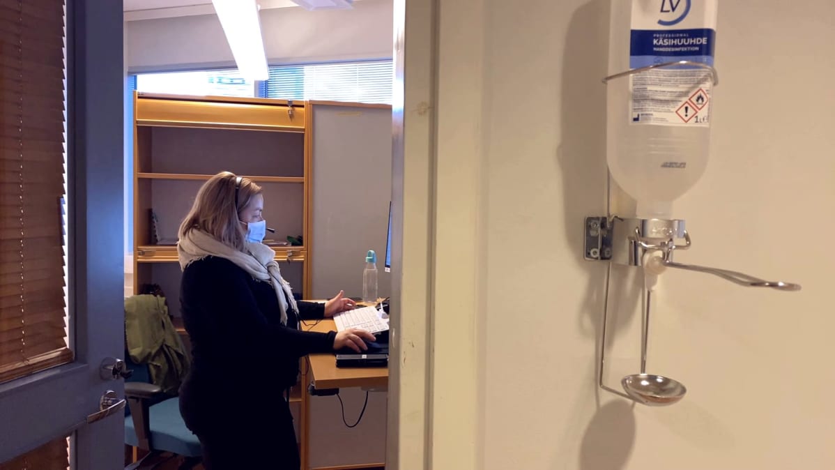 Sairaanhoitaja työskentelee Taysin