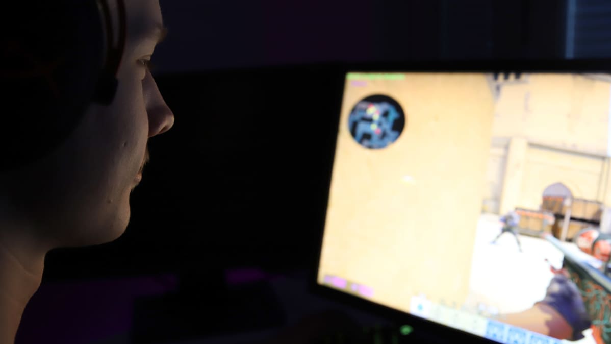 Ammattiopisto Lappian e-urheilu joukkueen kapteeni Joona Alatörmänen pelaa Counter Strike: Global Offensivea