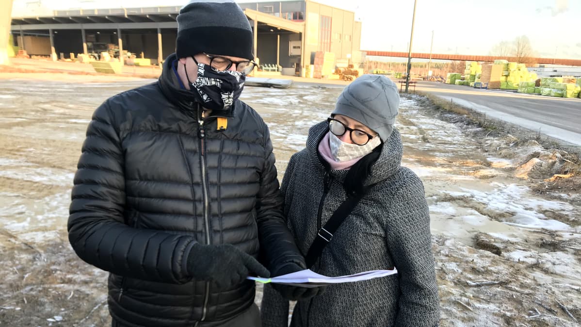 Heinolan kaupunki on hoitanut hautojen siirtoa yhdessä Versowoodin kanssa. Kuvassa kaupungin teknisen toimen johtaja Harri Kuivalainen ja kaavoitusarkkitehti Irene Översti.