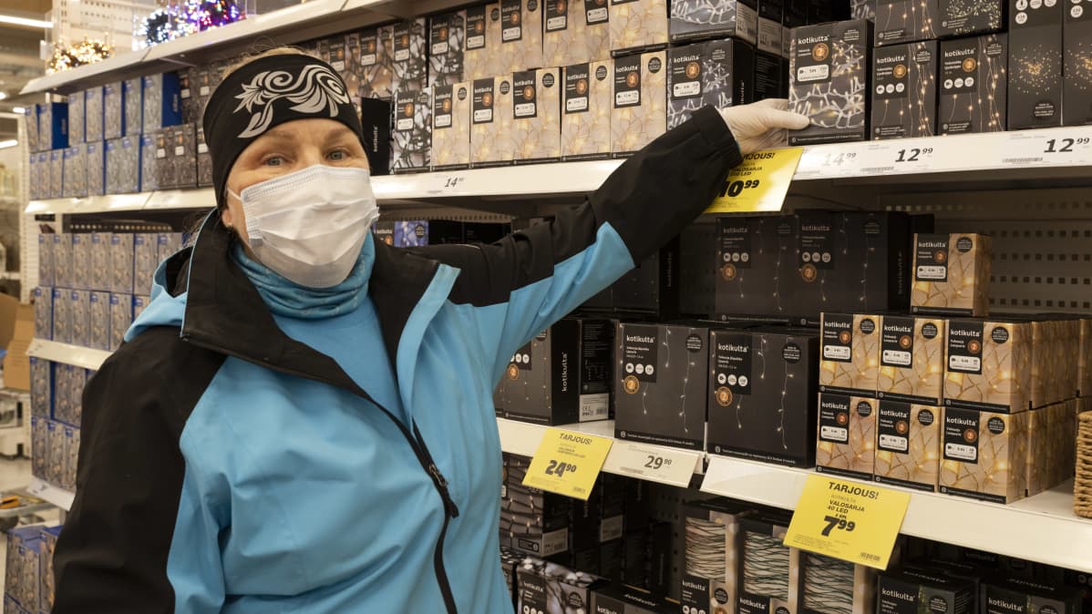 Kemiläinen Eeva-Liisa Viide ostamassa jouluvaloja Kemin Tokmannissa