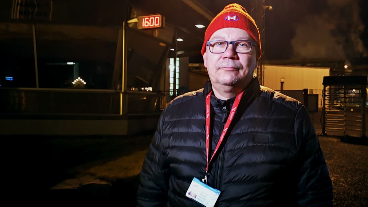 Outokummun Tornion tehtaan varapääluottamusmies Tommi Sauvolainen tehtaan portilla