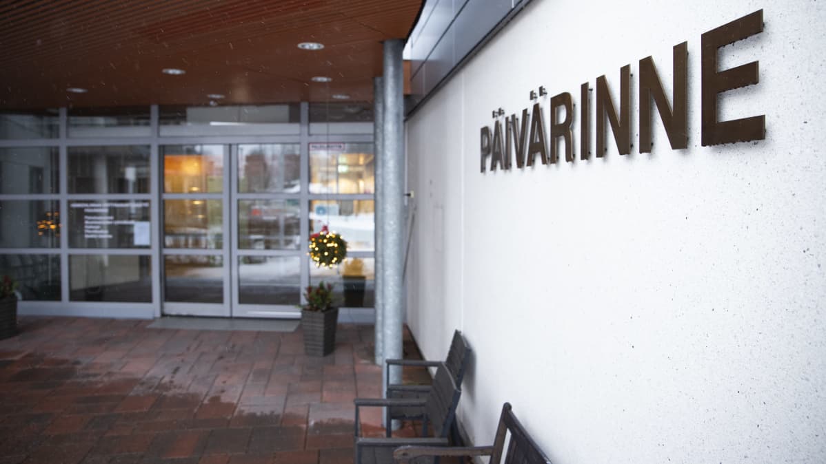 Palvelutalo Päivärinteen nimikyltti rakennuksen sisäänkäynnin luona.