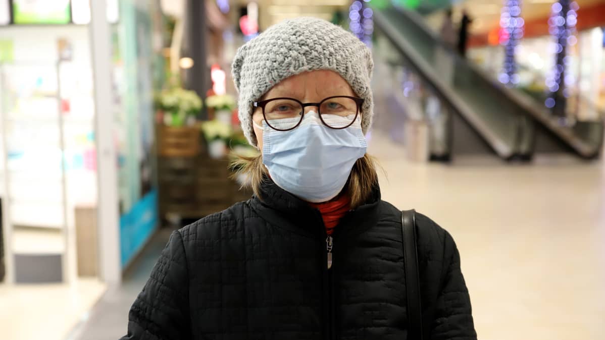 Lahtelainen Airi Tonttila maski kasvoillaan kauppakeskus Karismassa Lahdessa.